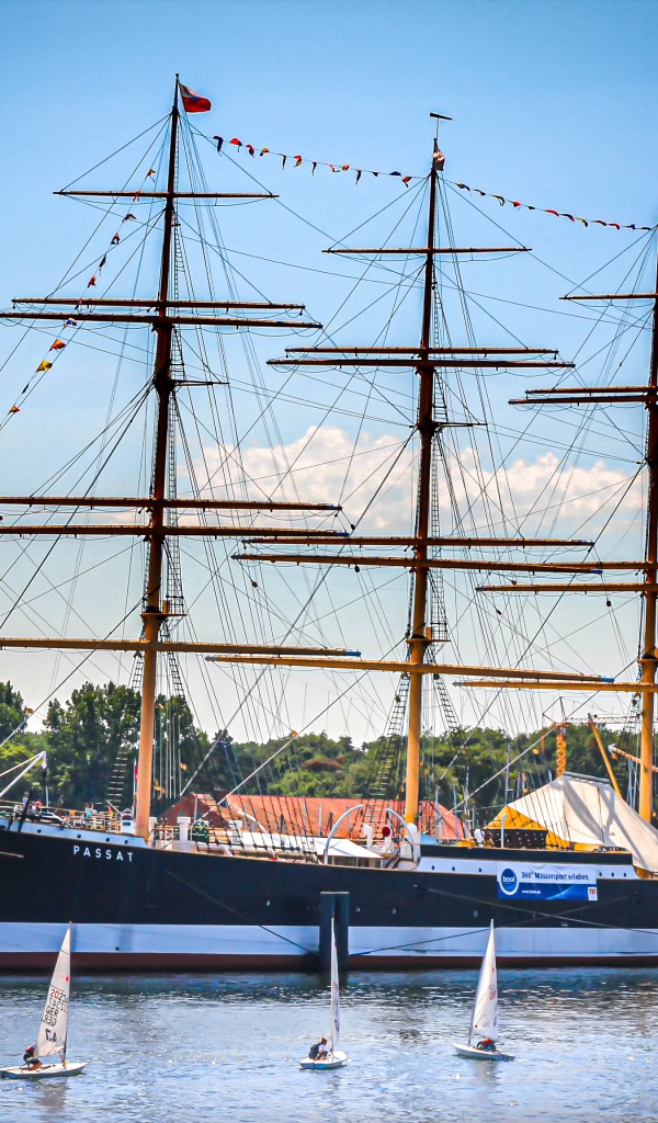 Большой фрегат с опущенными парусами