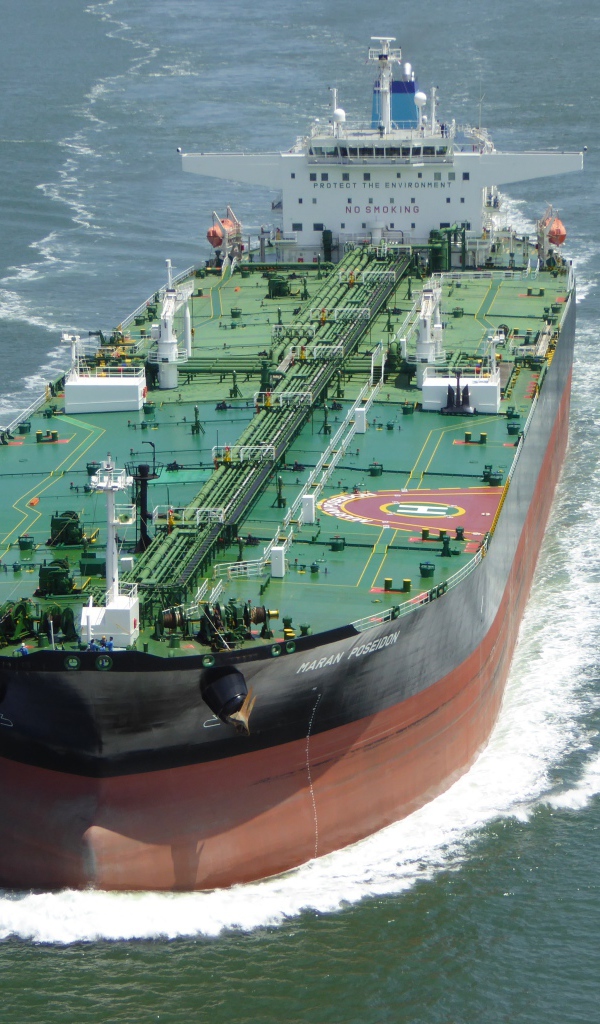 Большой нефтяной танкер в море