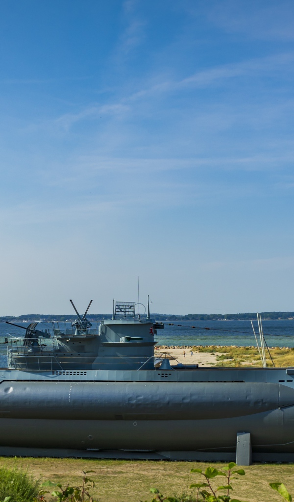 Большая подводная лодка на берегу Балтийского моря