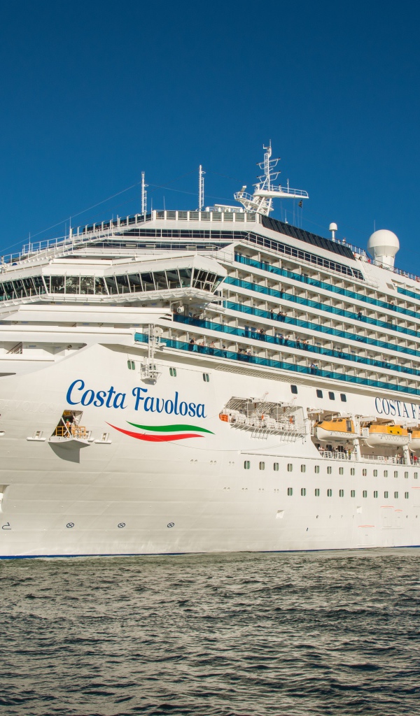 Большой белый круизный лайнер Costa Favolosa 