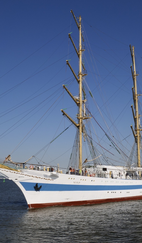 Большой белый парусник с голубой полосой