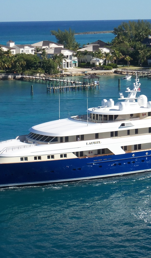 Большая яхта Laurel уходит в море