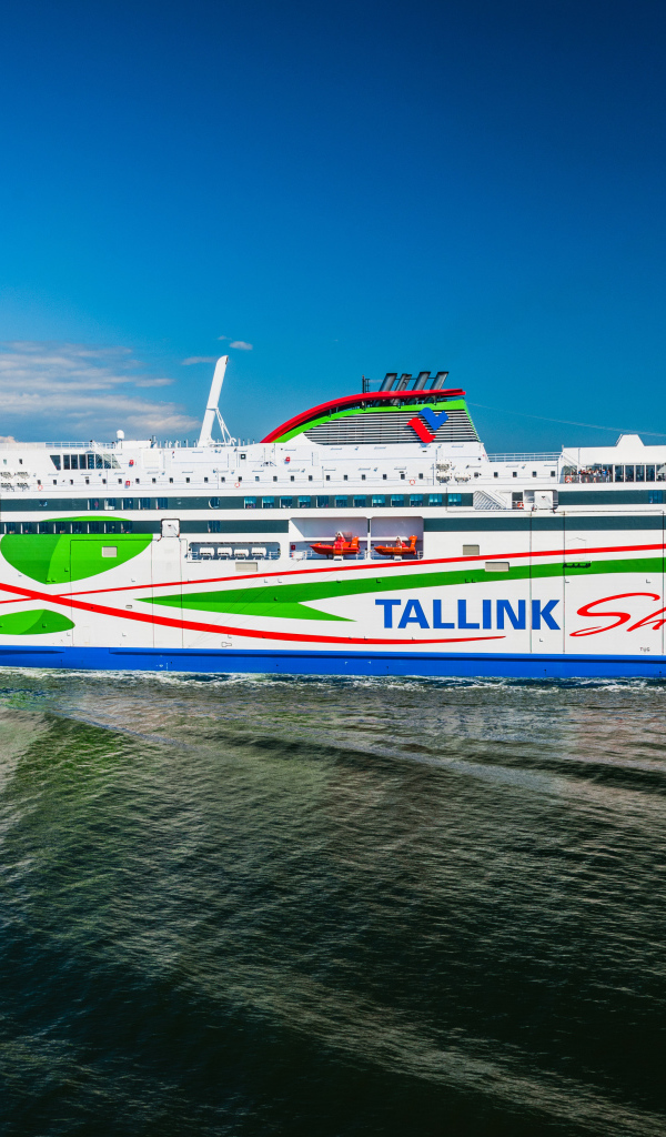 Большой круизный корабль Tallink в море 