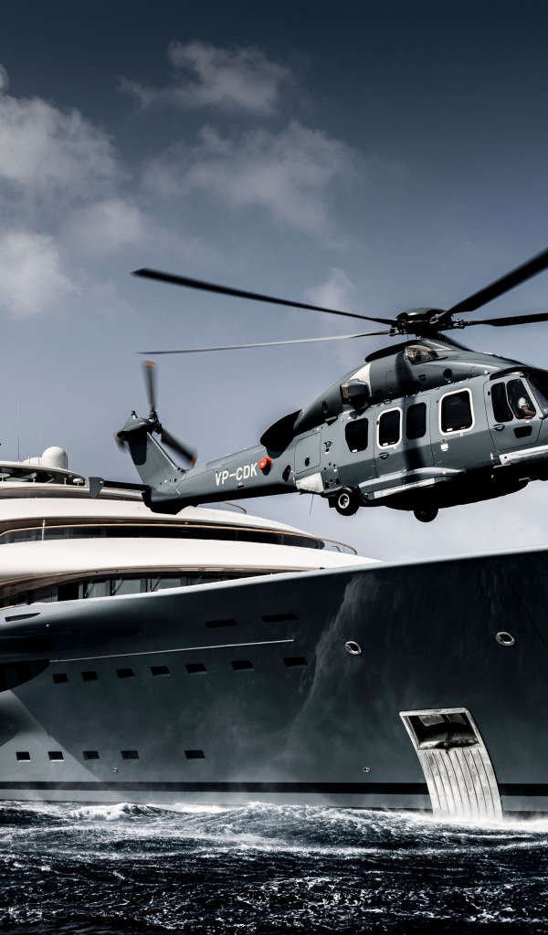 Вертолет приземляется на яхту в море
