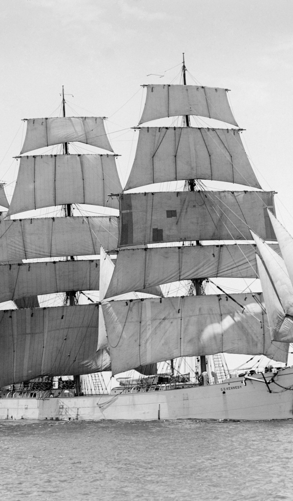 Трехмачтовое парусное судно черно-белое фото