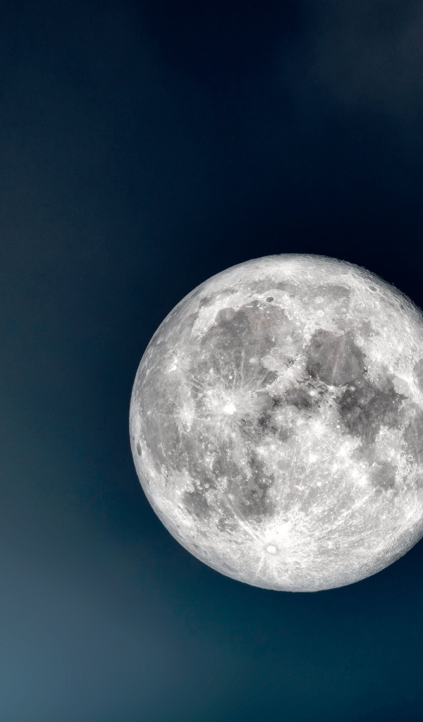 Большая холодная серая луна в небе