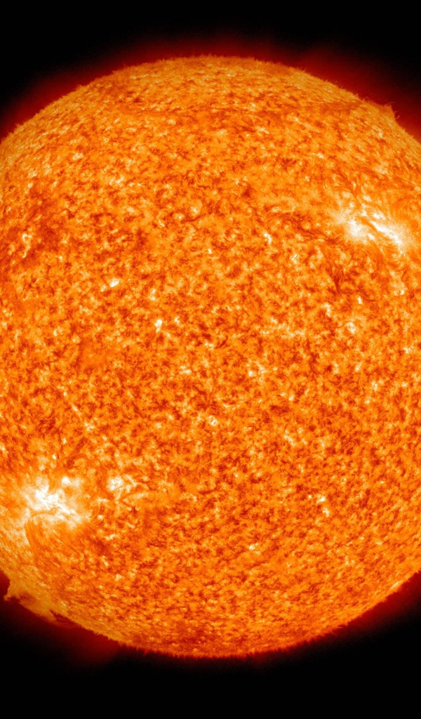 Большое огненное солнце на черном фоне