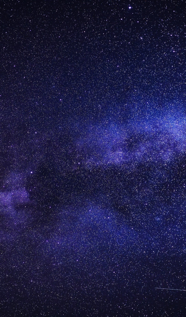 Млечный путь и звезды в синем ночном небе