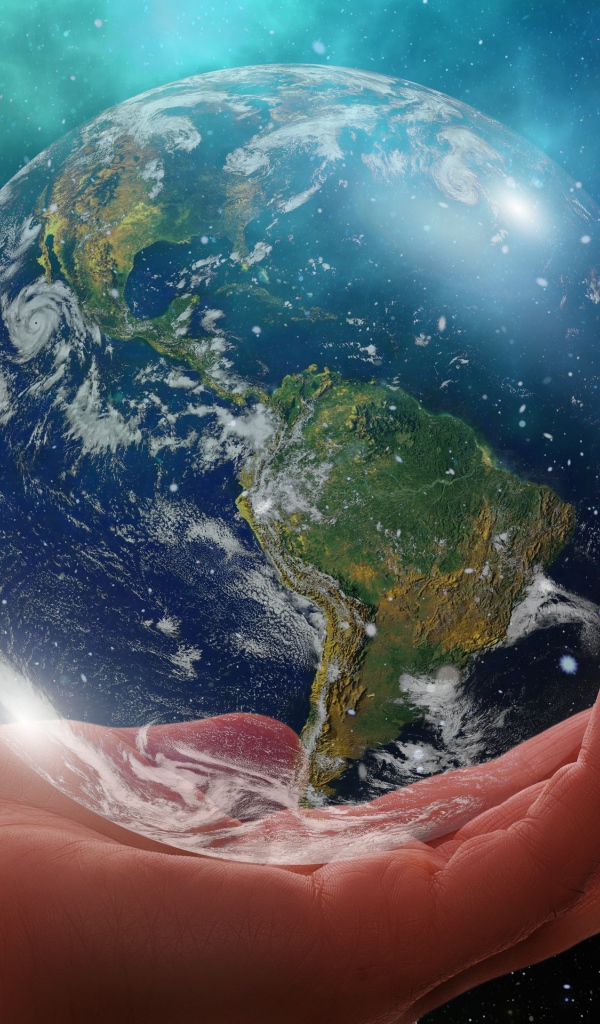 Планета Земля лежит на руке