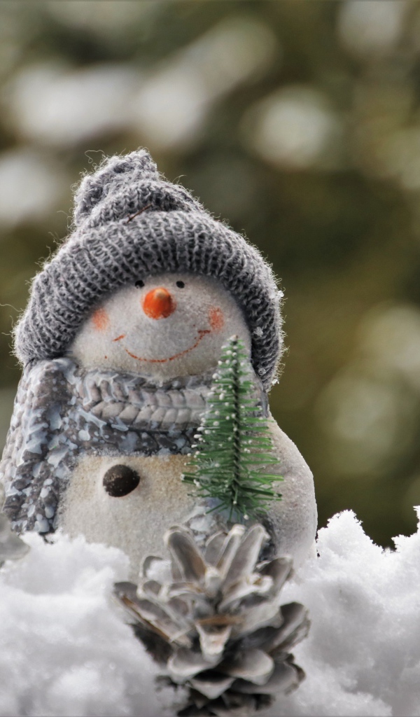 Фигурка снеговика с шишками зимой
