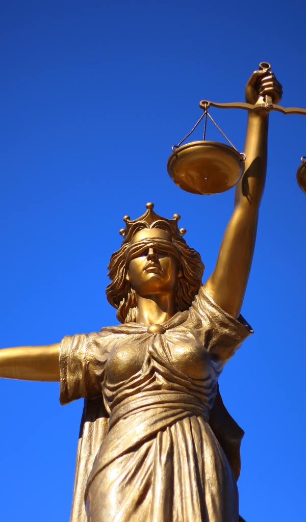 Богиня Фемида на фоне голубого неба