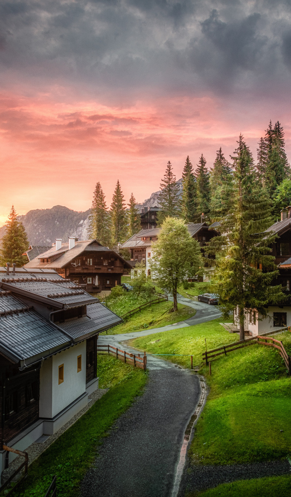 Дома у гор на закате солнца, Австрия 