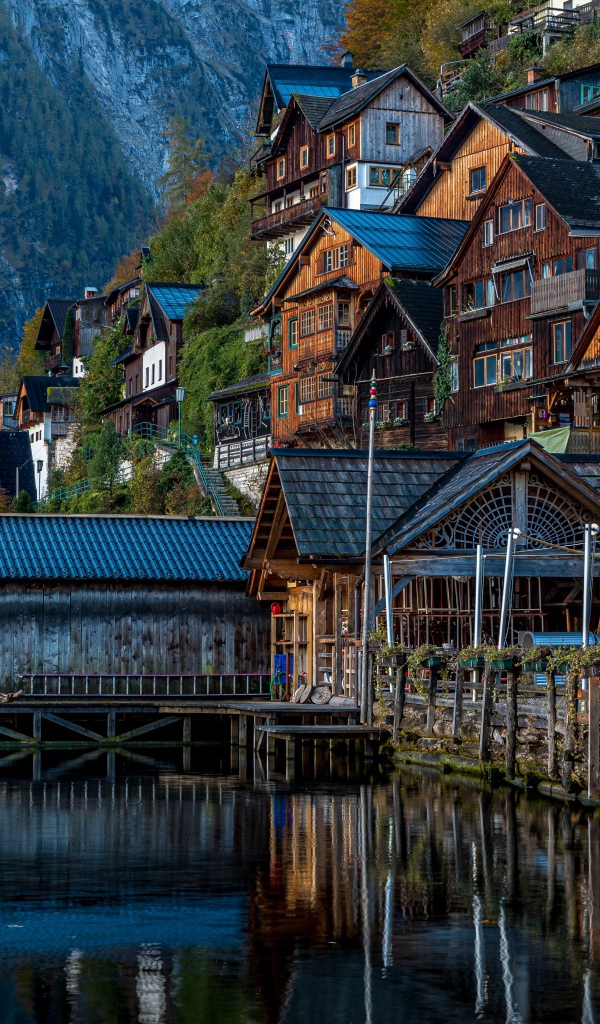 Дома у озера в городе Гальштат у подножия Альп, Австрия