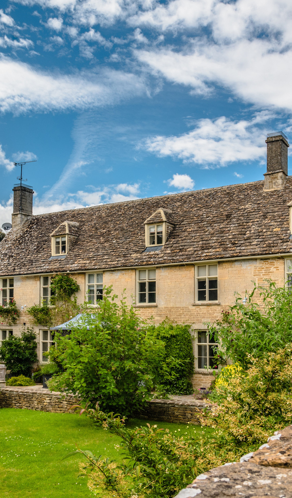 Красивый дом под голубым небом,Англия