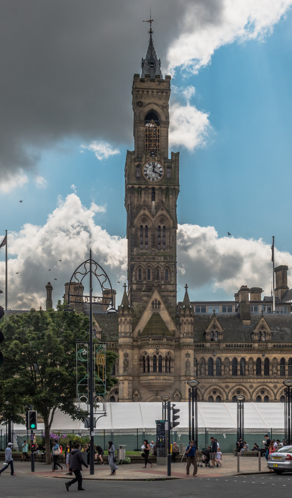Часы на башне в городе, Англия