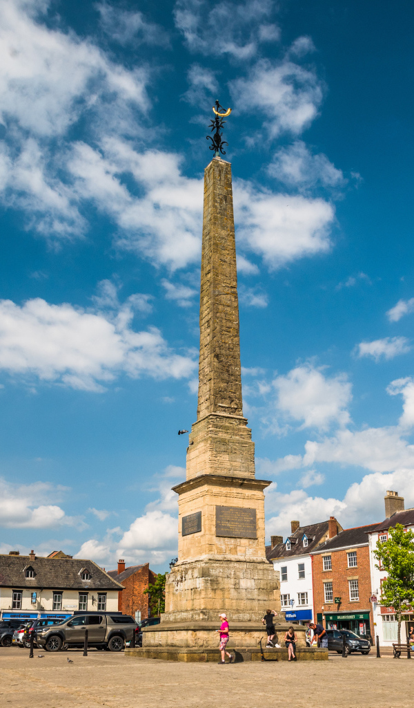 Монумент в центре города под голубым небом,Англия 