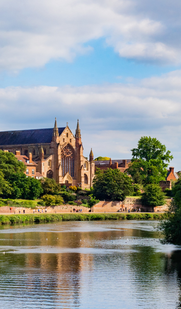 Старинный красивый дом у реки, Англия 