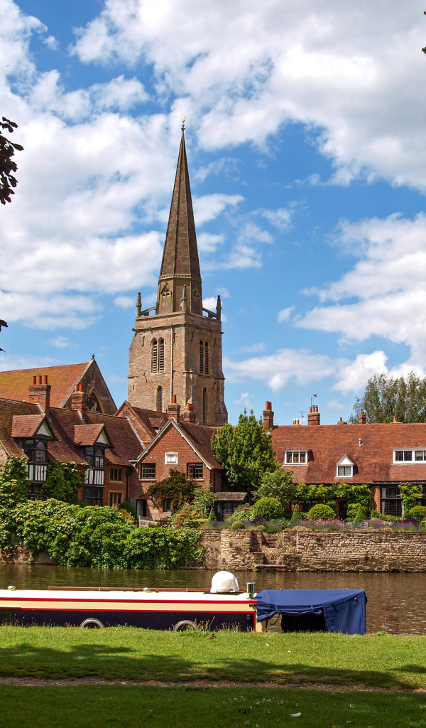 Старинные дома у реки в городе Абингдон, Англия