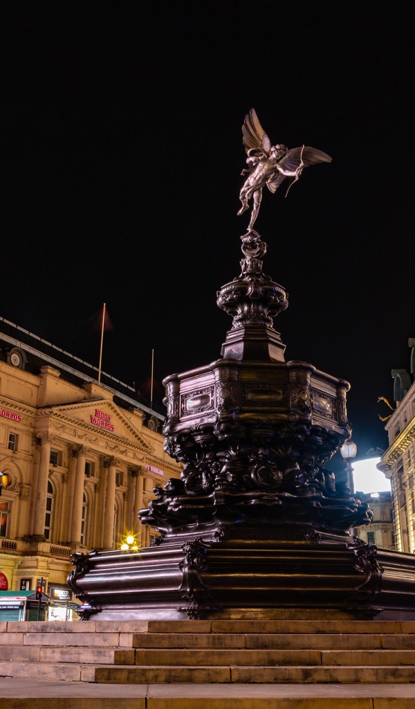 Мемориальный фонтан Шефтсбери на улице Лондона, Англия