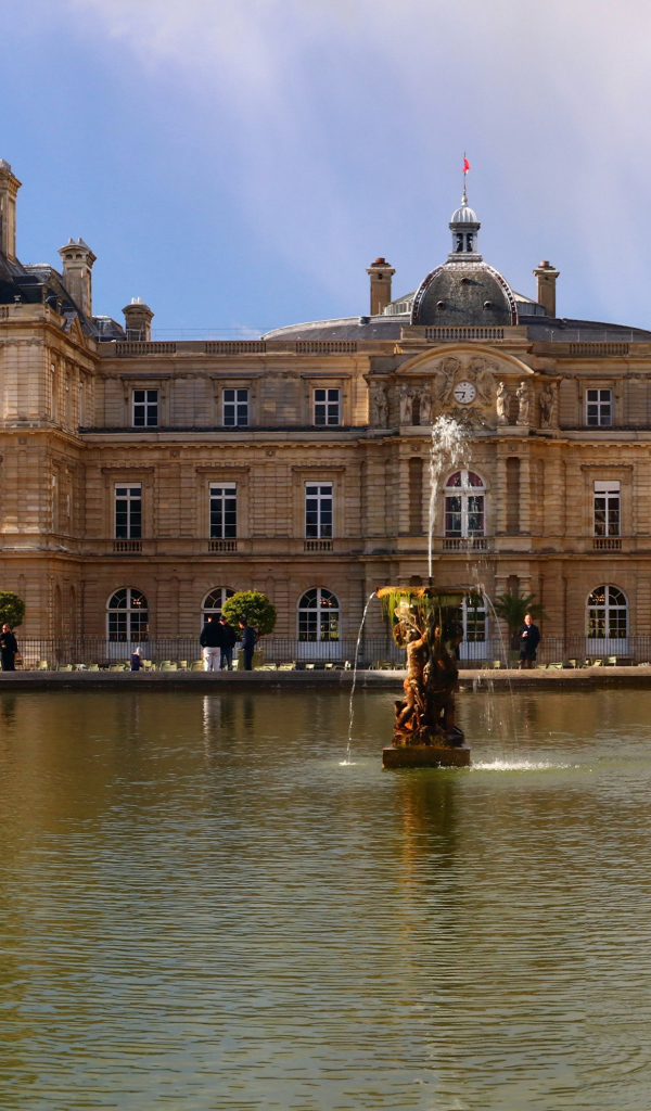 Люксембургский дворец у озера, Париж. Франция