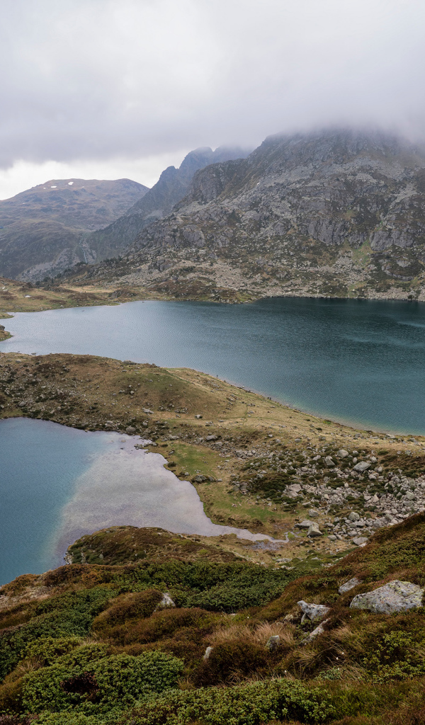 Озера у гор в тумане, Франция 