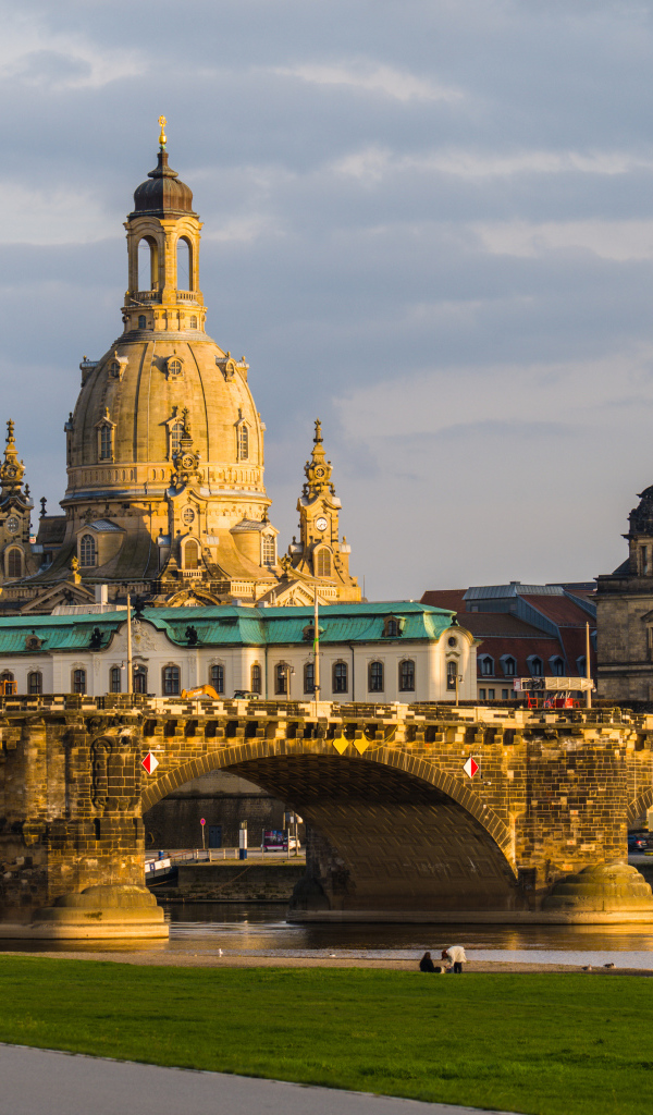 Старинный мост через реку на фоне города Дрезден, Германия