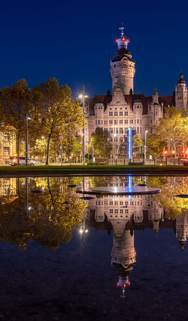 Красивые старые здания отражаются в реке вечером, Германия