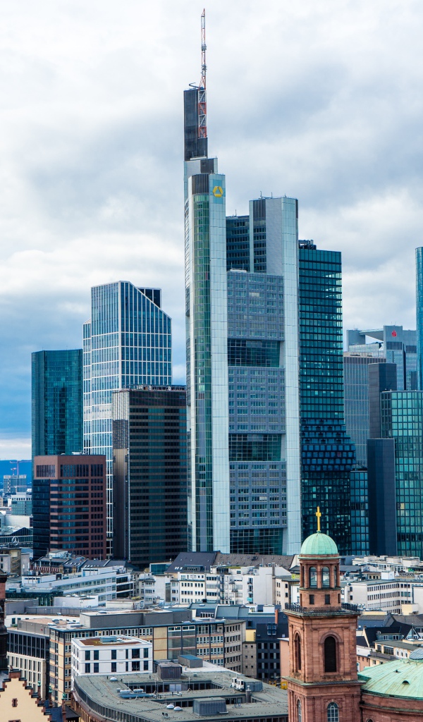 Красивые  высокие небоскребы города Франкфурт,Германия 