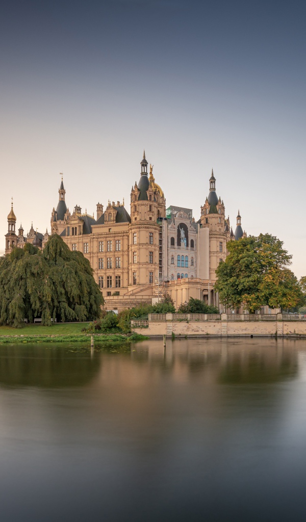 Красивый вид на Шверинский замок у озера, Германия