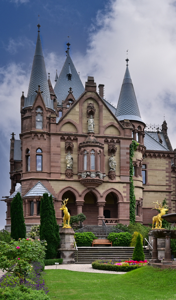 Замок Драхенбург в парке,Германия 