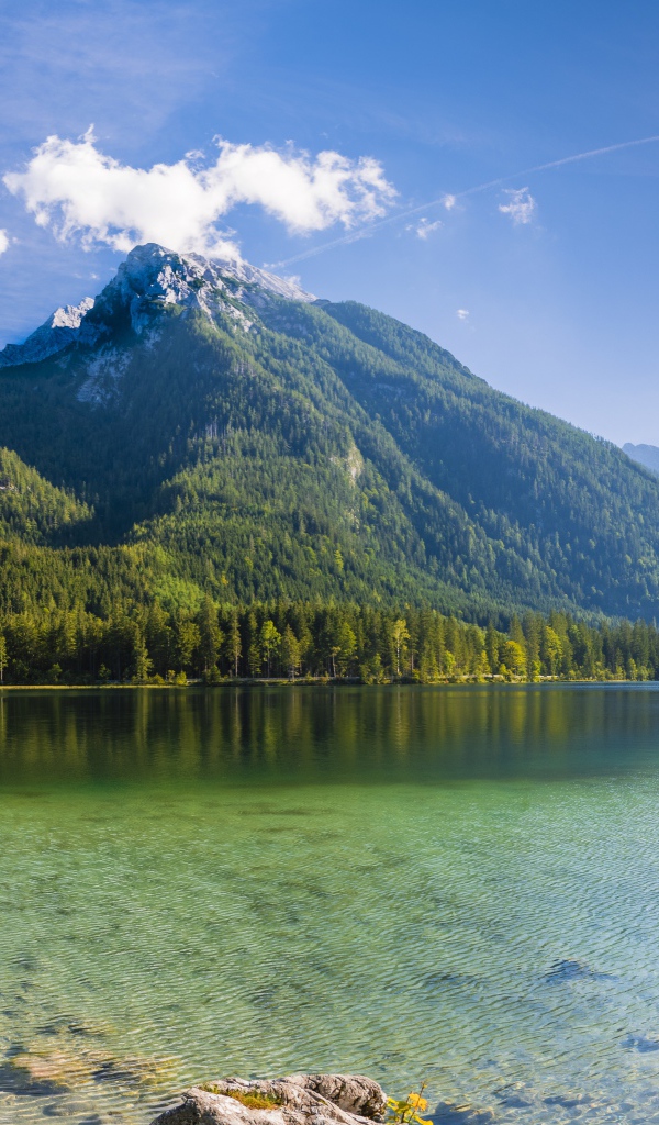Горы под красивым голубым небом у озера, Германия