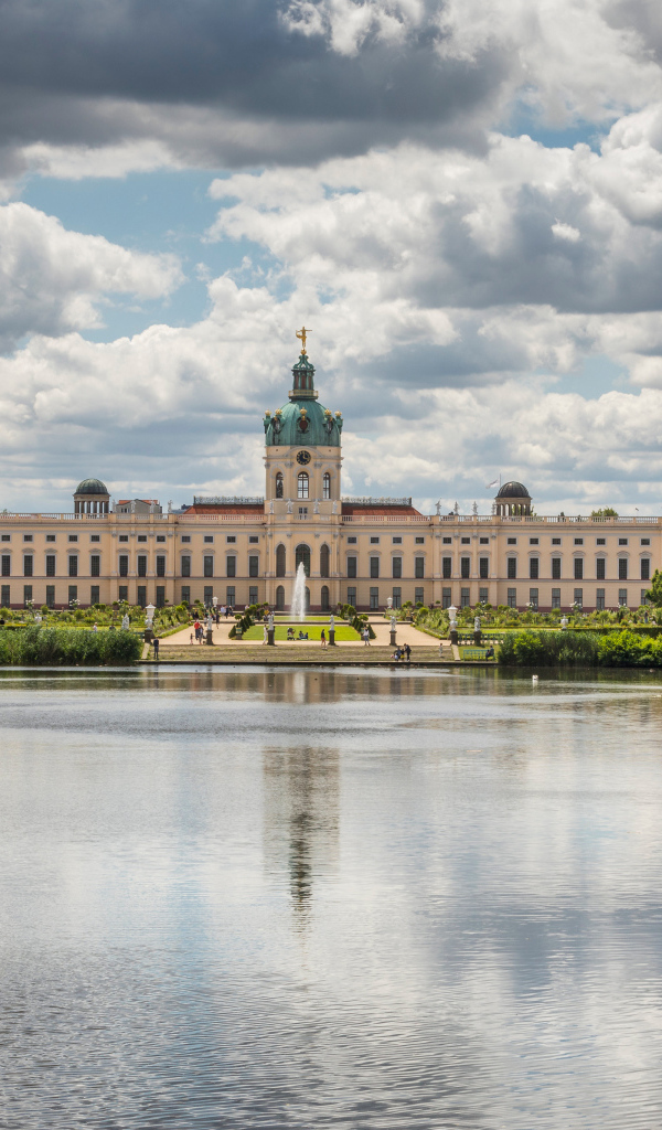 Красивый вид на замок Шарлоттенбург у озера под белыми облаками