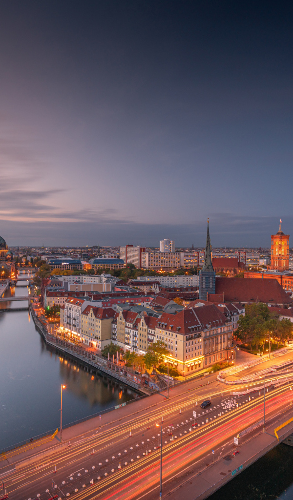 Красивый вид на вечерний Берлин, Германия