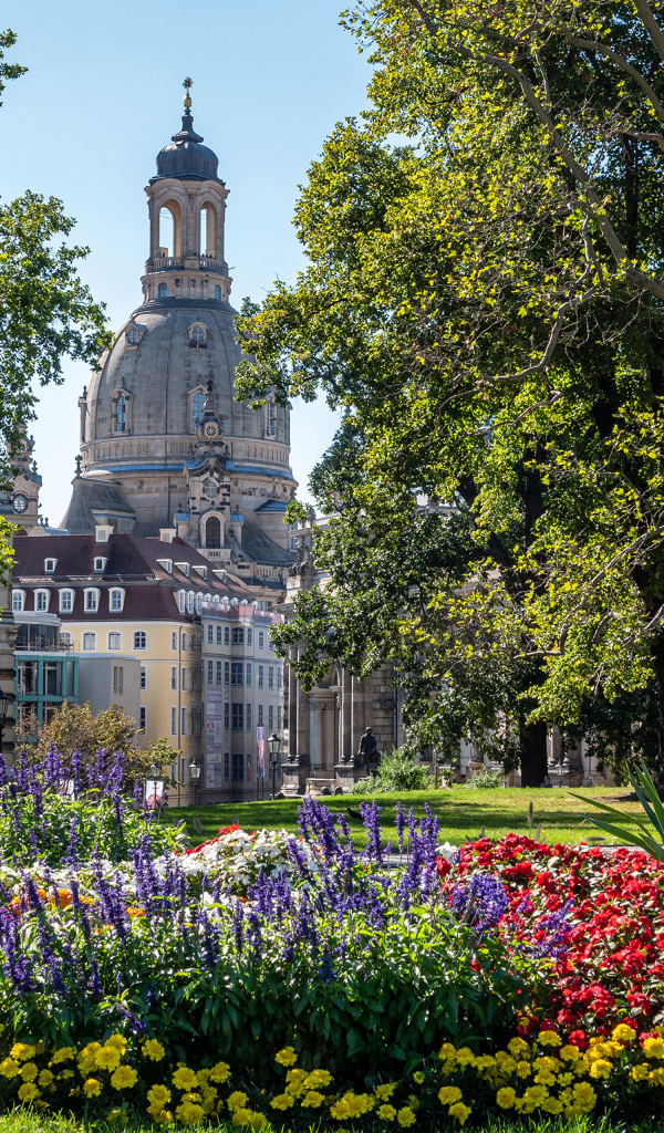 Старая церковь в живописном парке,Дрезден. Германия