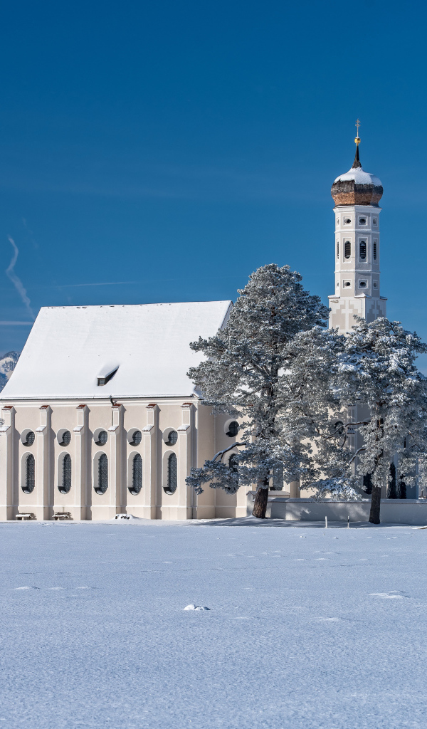 Старая церковь в заснеженном парке, Германия