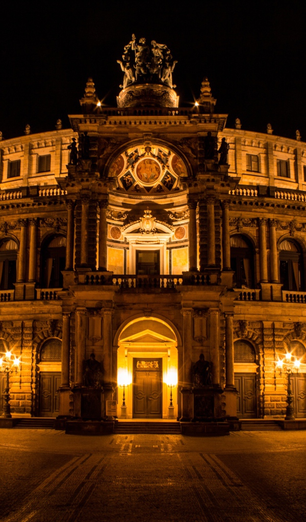 Оперный дом ночью, Дрезден. Германия