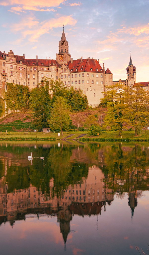 Замок Зигмаринген у пруда, Германия