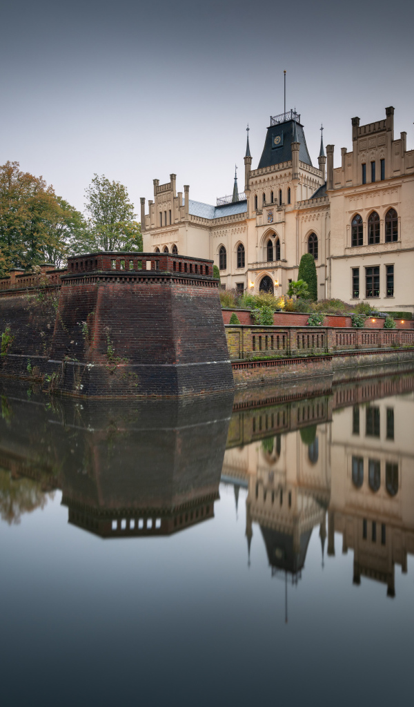 Крепость Эфенбург отражается в воде озера, Германия