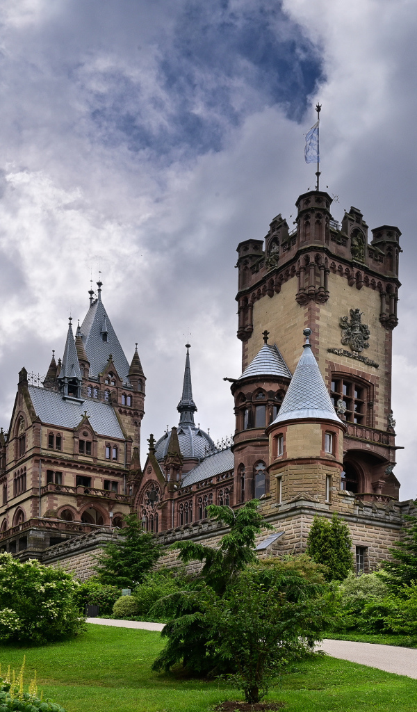 Старинный замок Драхенбург под грозовым небом. Германия