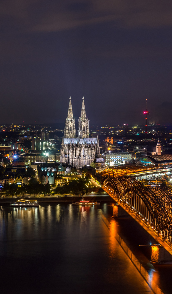 Вид на старый город Кельн ночью, Германия