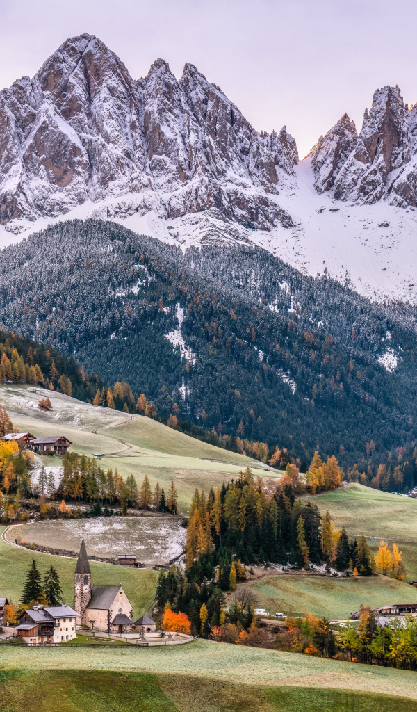 Красивый вид на заснеженные Доломитовые Альпы, Италия