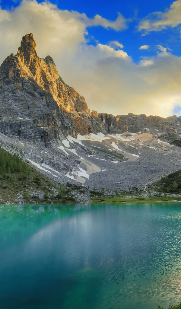 Горный массив Доломитовые альпы у озера, Италия 