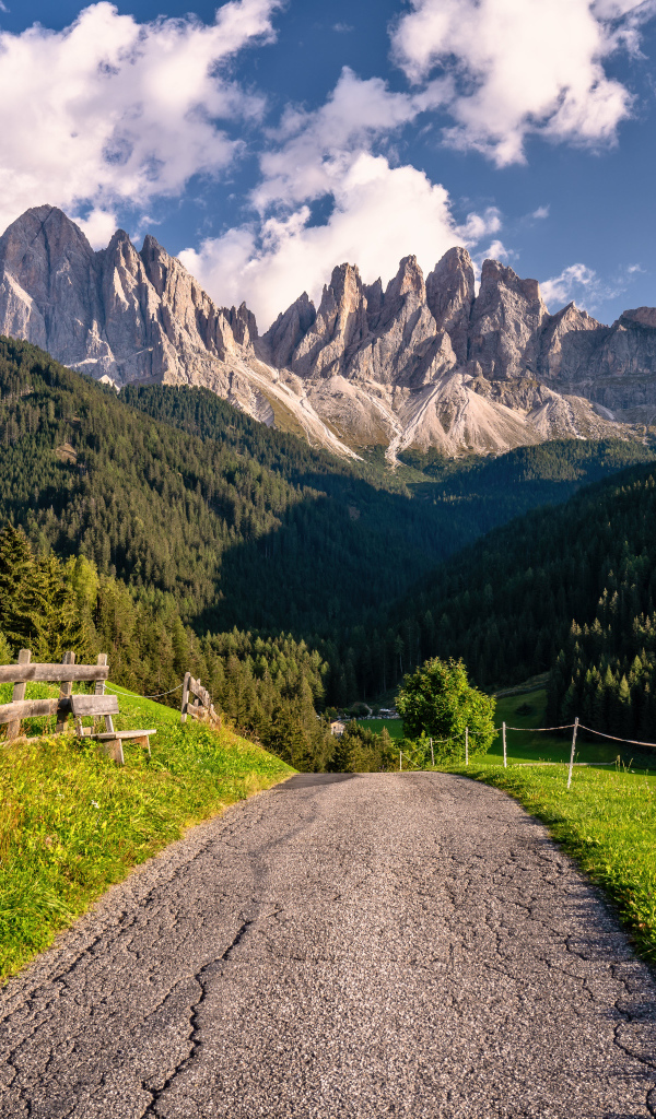 Дорога ведет к Доломитовым альпам, Италия