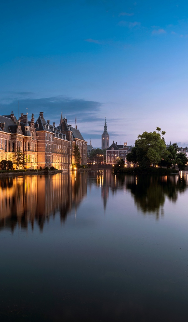 Красивые старые дома у реки в сумерках, Гаага, Нидерланды