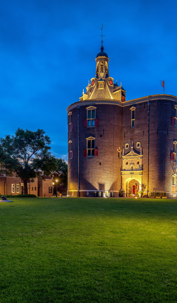 Большая старая башня в сумерках,  Нидерланды