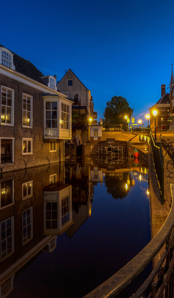 Дома у канала ночью, Нидерланды 