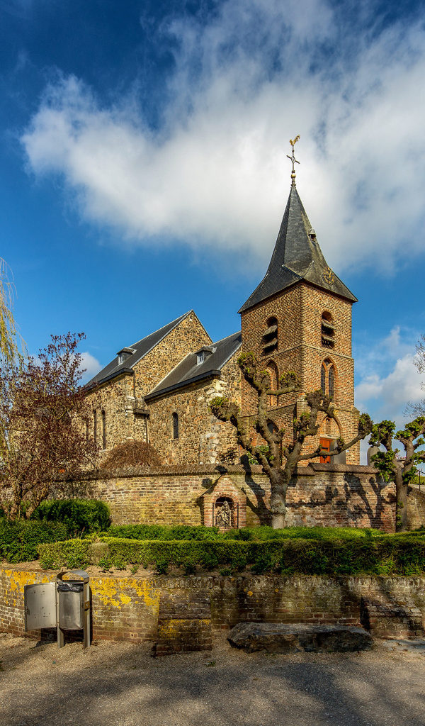 Старая церковь под  голубым небом, Нидерланды