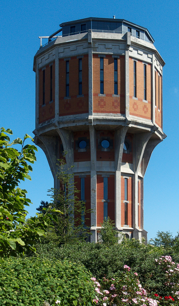 Старая башня на улице города, Нидерланды 