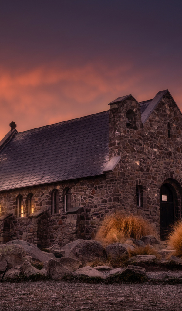 Старая каменная церковь в сумерках, Новая Зеландия