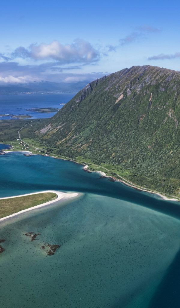 Красивый горный пейзаж у моря, Лофотенские острова, Норвегия 
